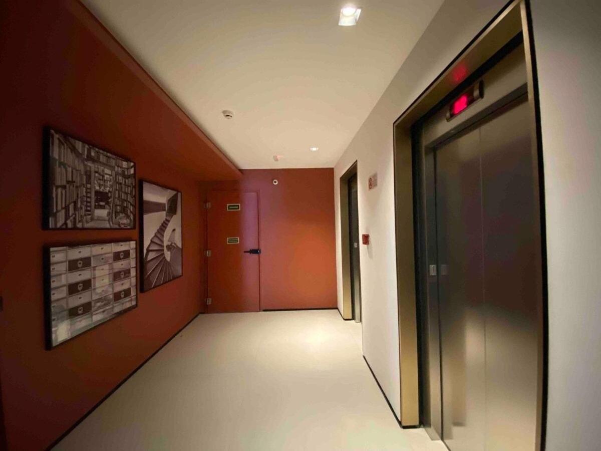 Apartment Red Design By Mosaico